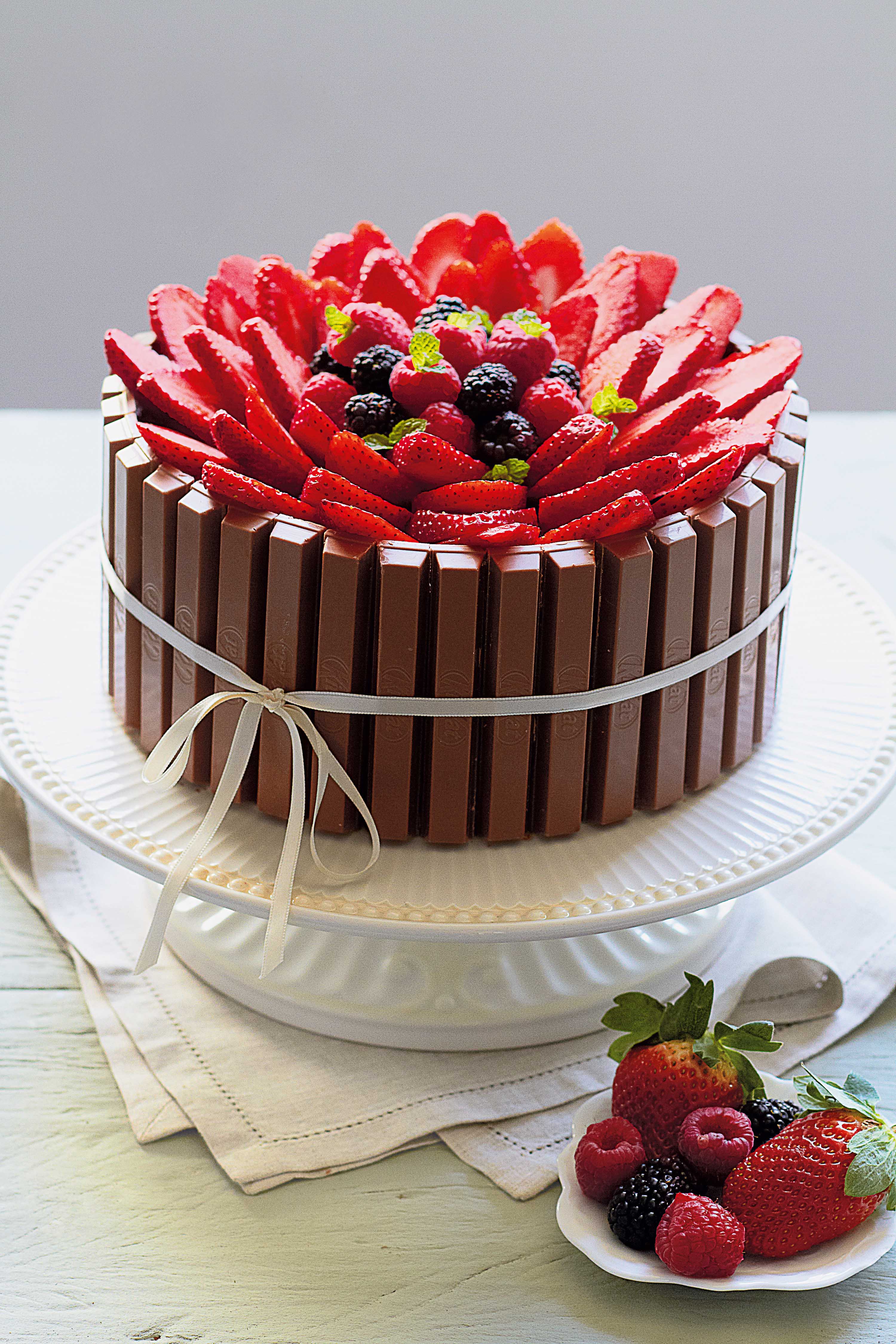 Torta de Kit Kat con frutos rojos