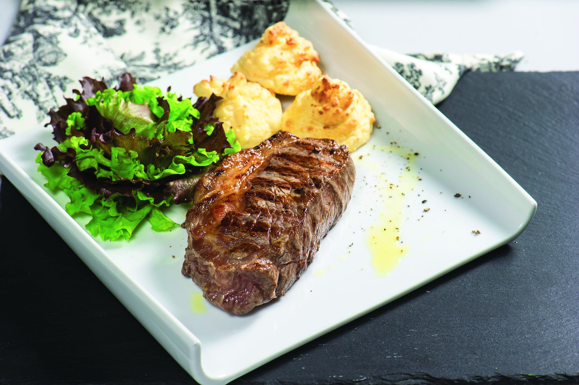 Bife de Chorizo con Papas Duquesas