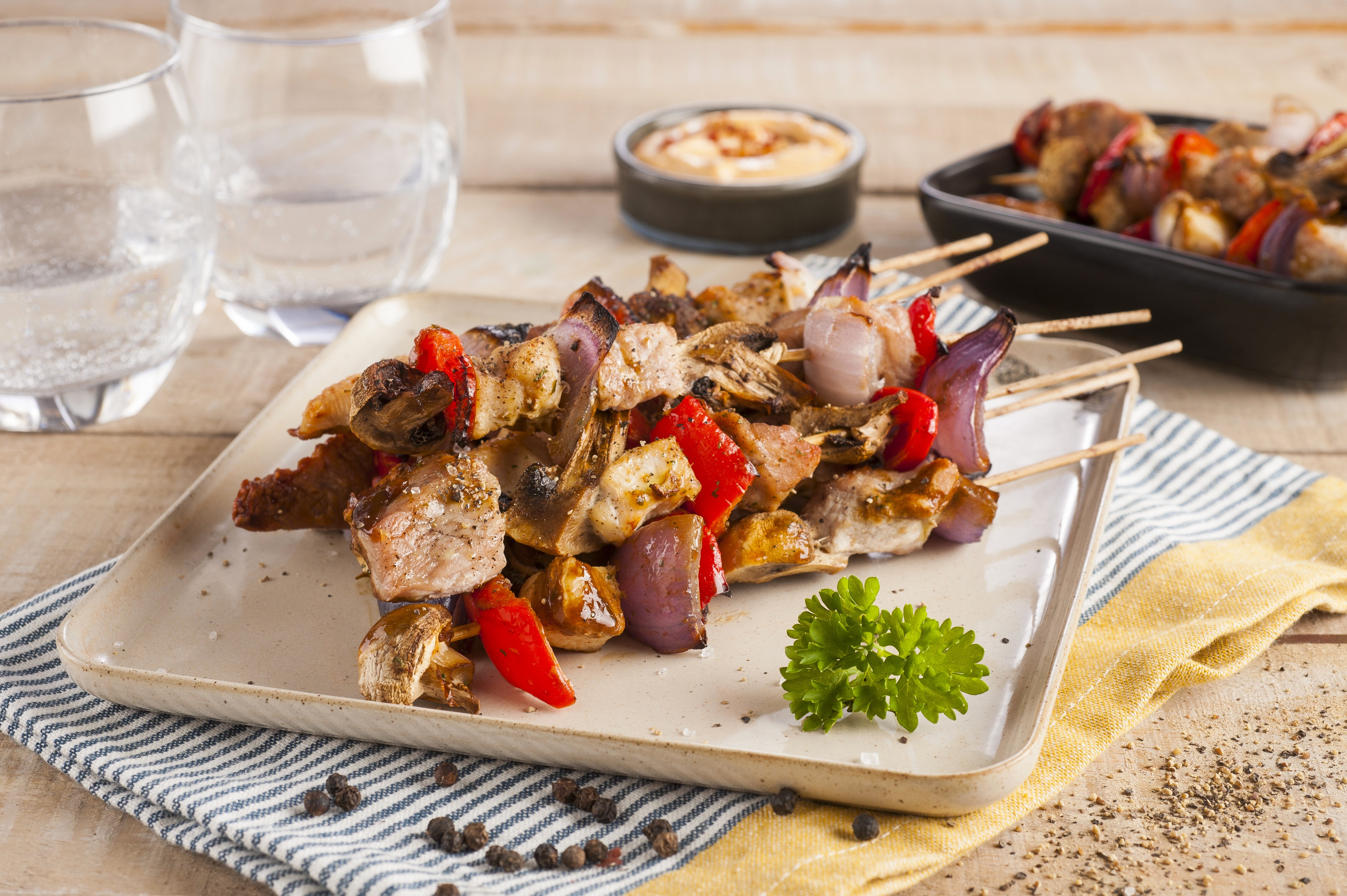 Brochetas mixtas con salsa picante Maggi