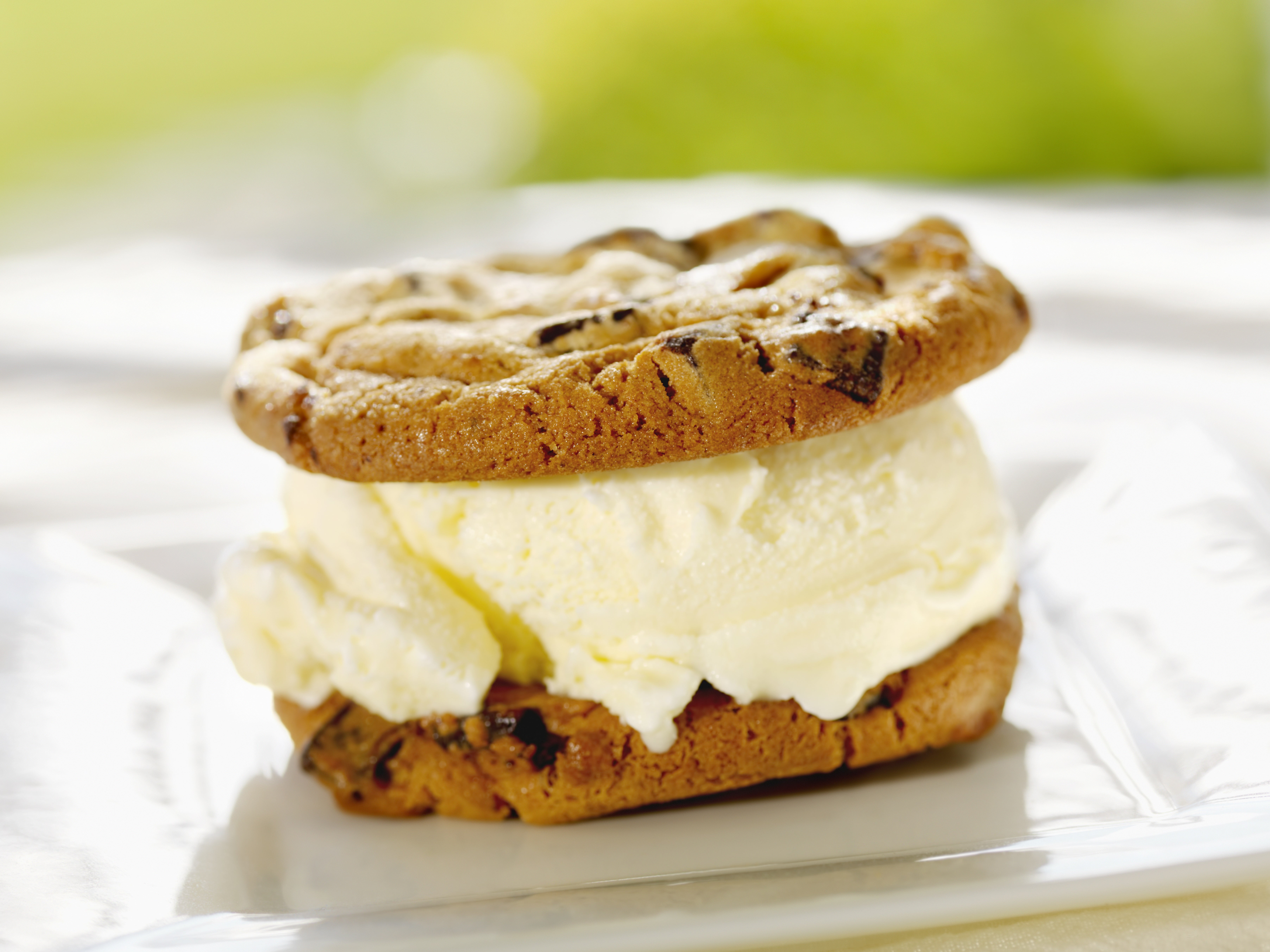 Receta de Sándwich de CHOCOCOOKIES y Helado NESTLÉ