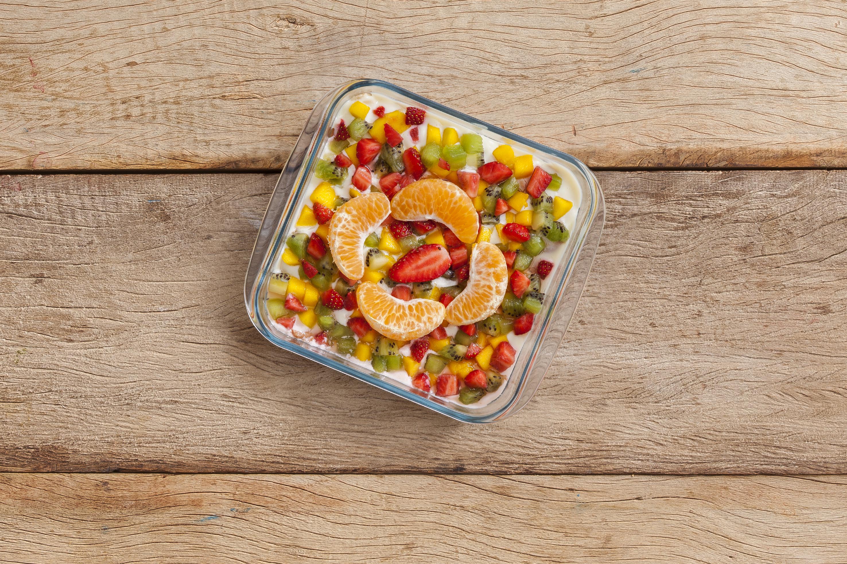Crema de limón con galletas y fruta picada