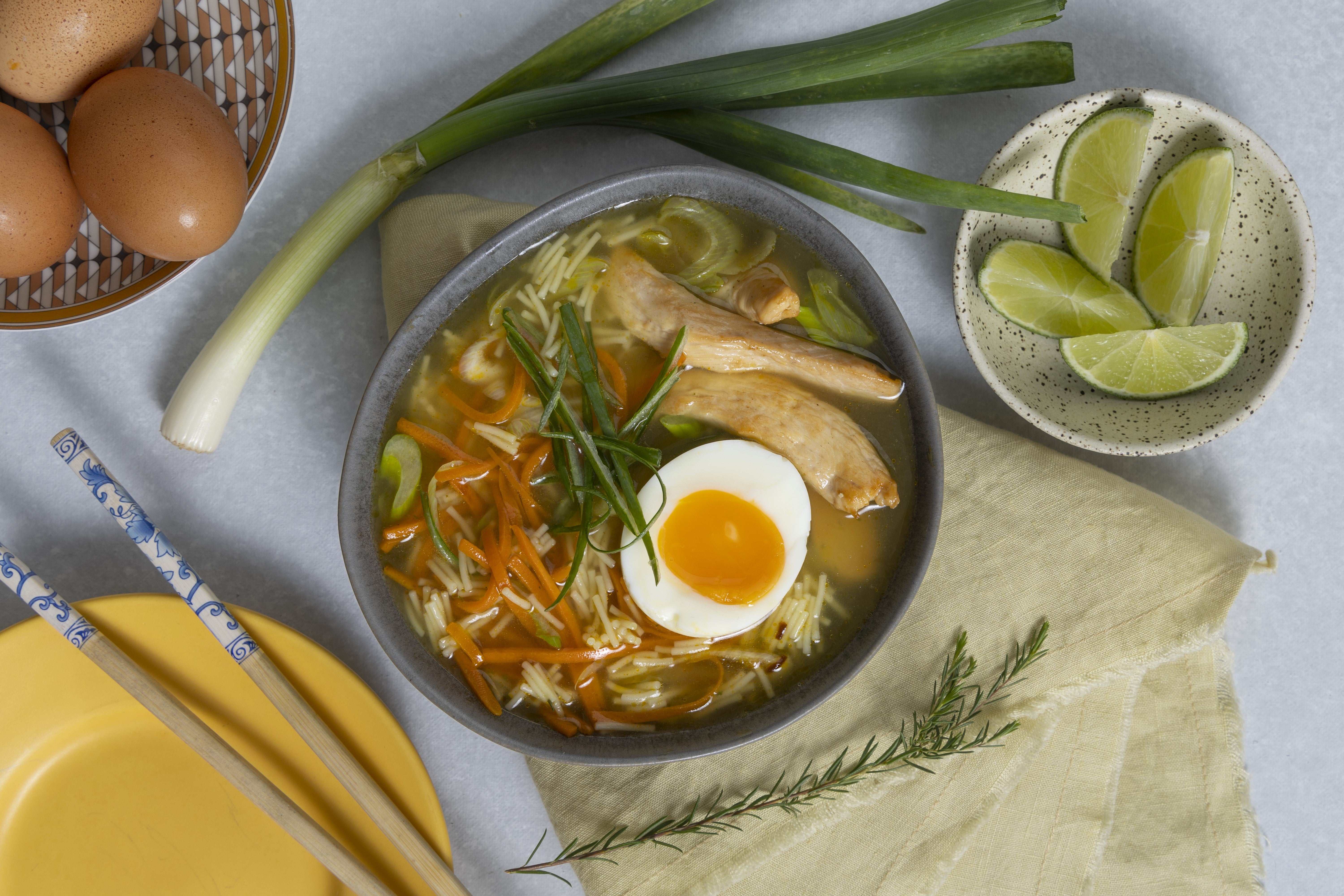 Sopa de pollo oriental