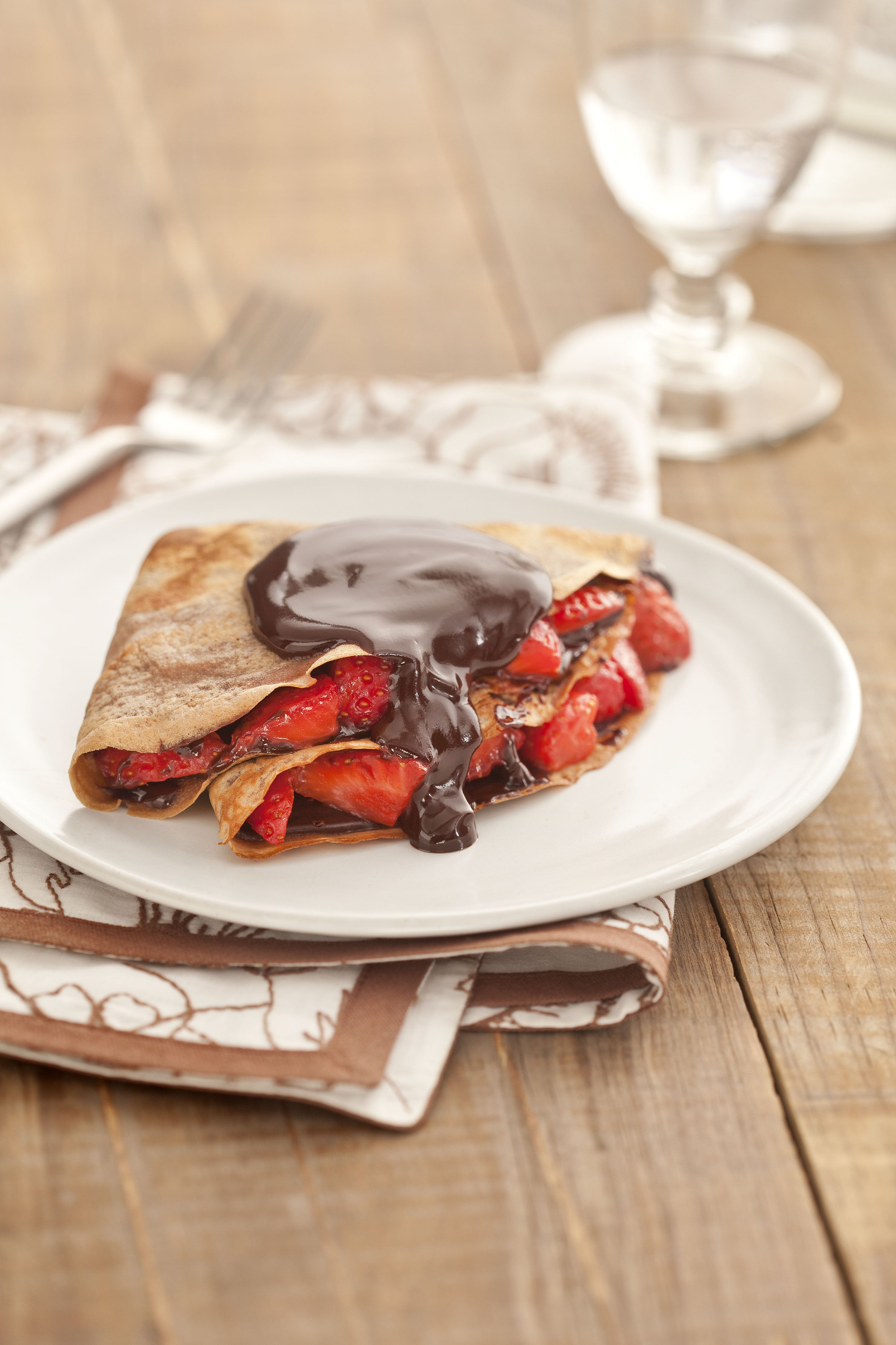 Crepes de chocolate Nesfit con frutillas