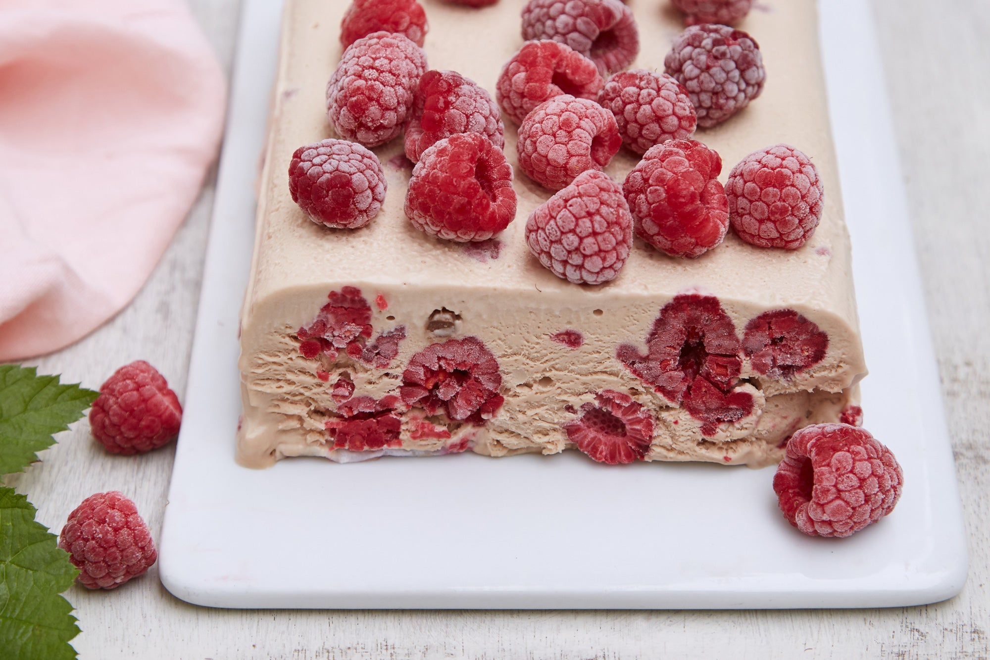 Postre helado con frutos rojos