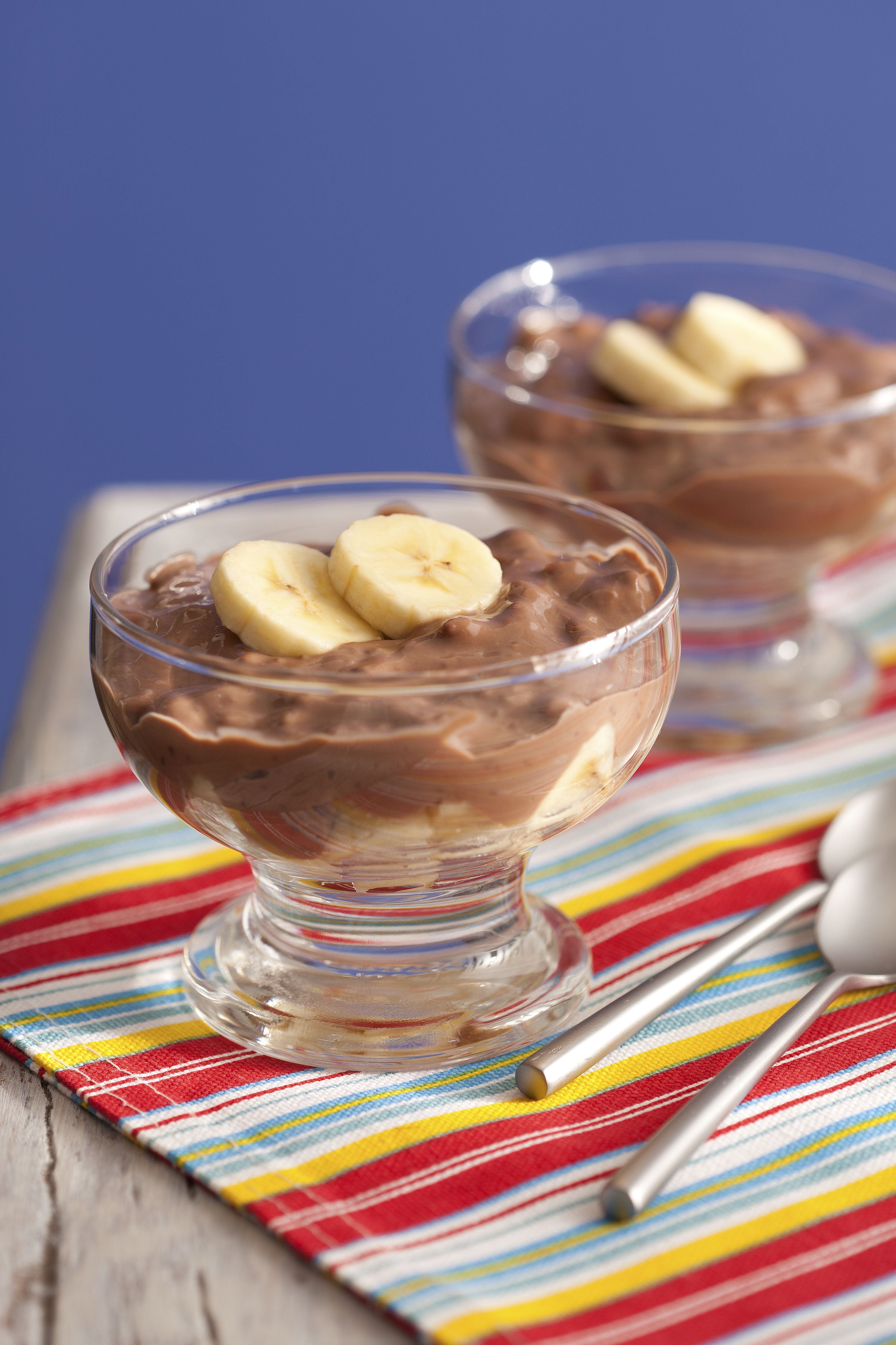 Crema de NESCAU y maní con bananas.