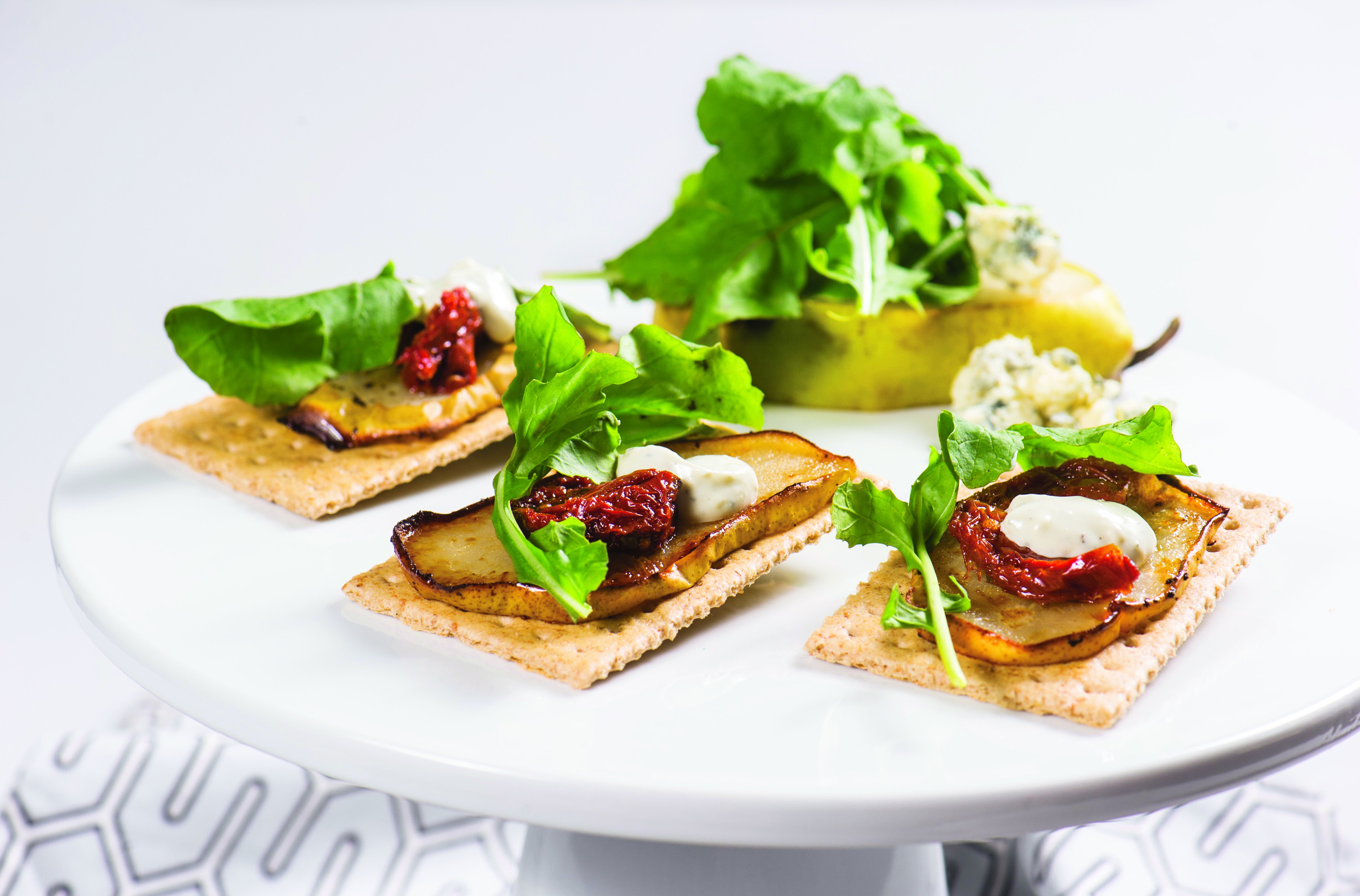 Montaditos Multicereales con Rúcula, Peras y Crema de Queso Roquefort