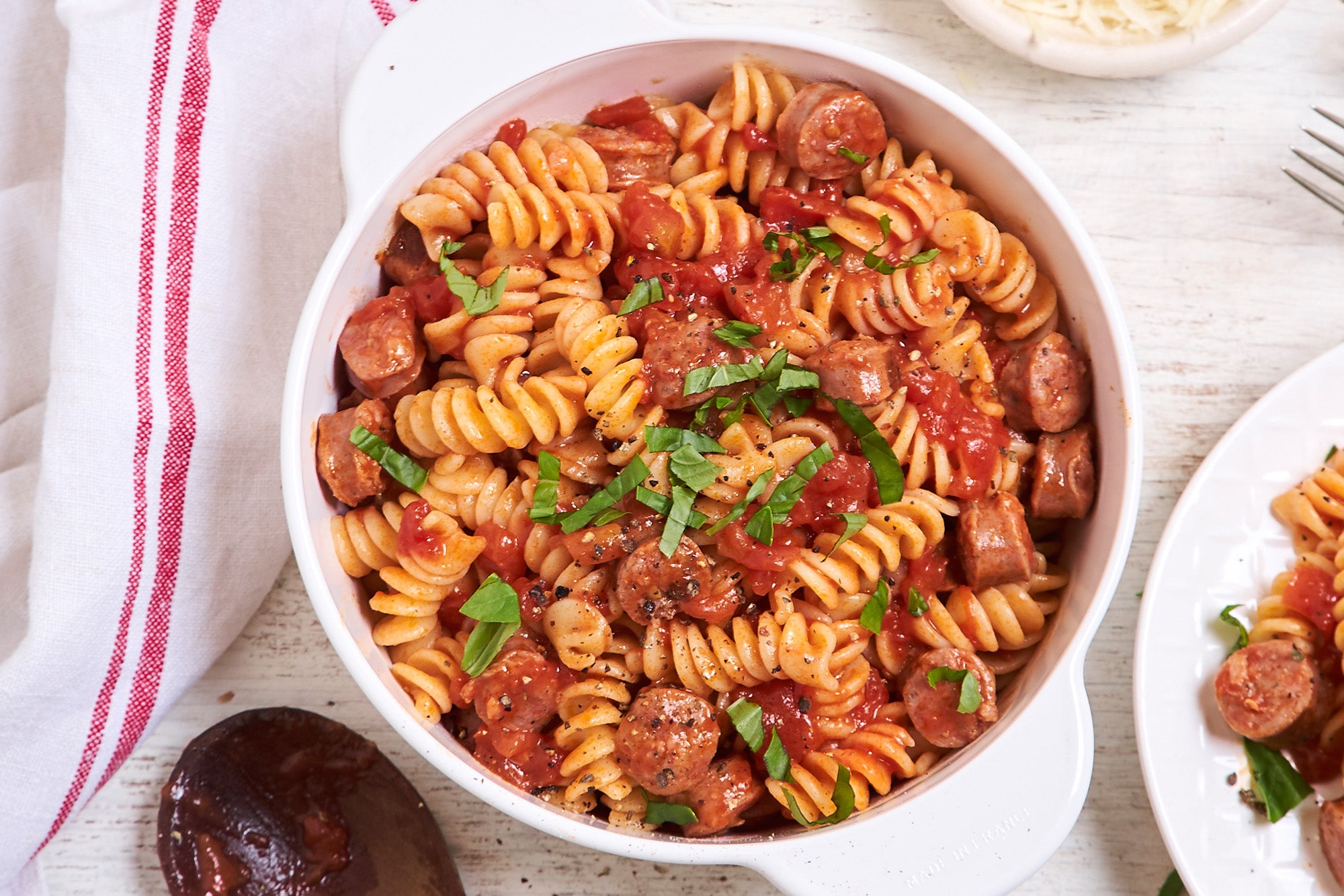 Tirabuzones con salsa de salchichas