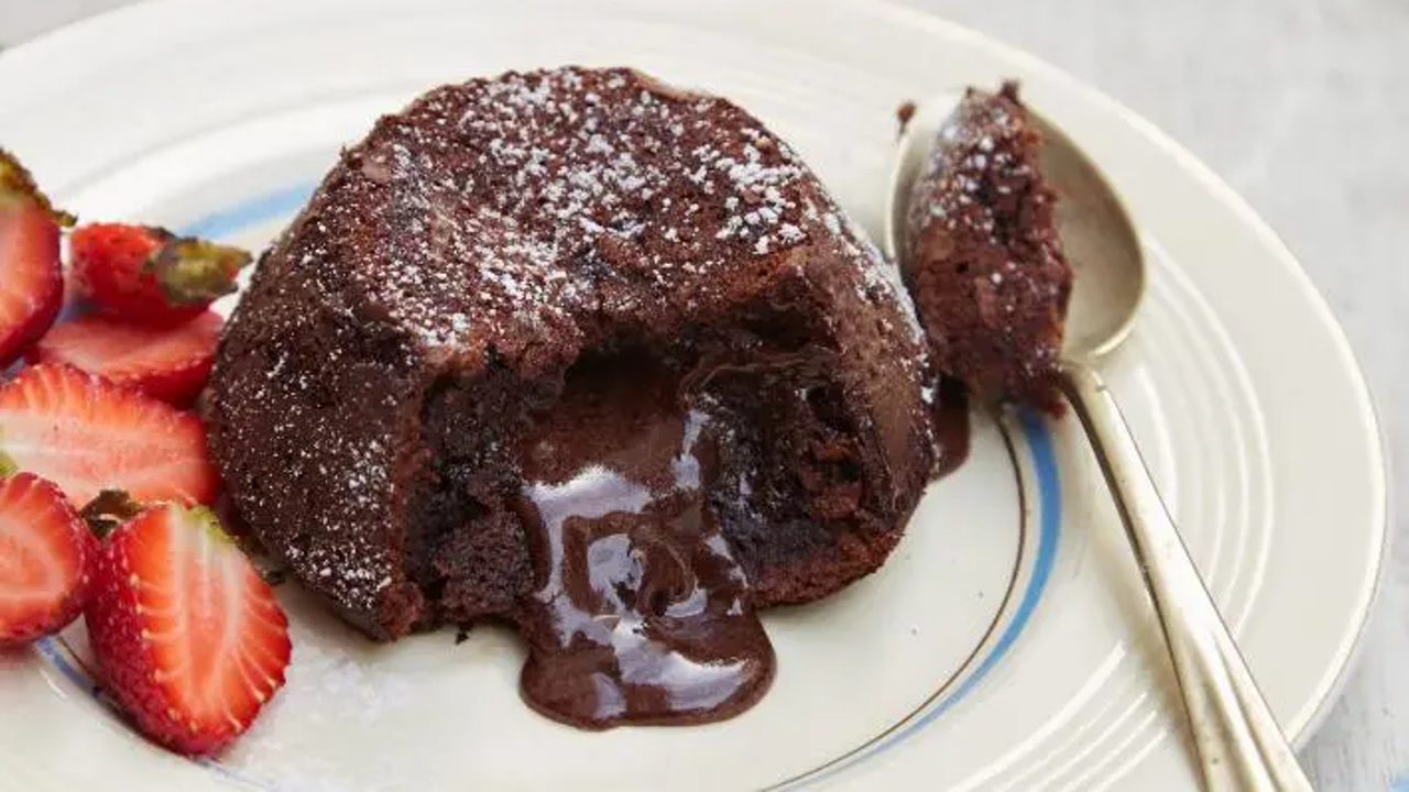 Volcán de chocolate con corazón de leche condensada