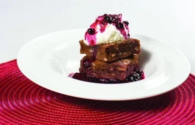 Brownie con Helado y Salsa de Frutos rojos