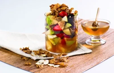 Ensalada de Frutas de Estación con Cereales Ensalada de Frutas de Estación con Cereales