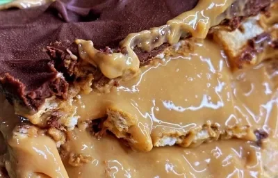 Foto da receita de Pavê de Doce de Leite com Café. Observa-se o pavê bem de perto com as chamadas, o topo de ganache e o doce de leite bem cremoso ao meio. Foto da receita de Pavê de Doce de Leite com Café. Observa-se o pavê bem de perto com as chamadas, o topo de ganache e o doce de leite bem cremoso ao meio.