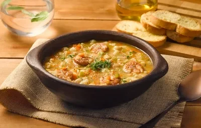Sopa de porotos con longaniza Sopa de porotos con longaniza