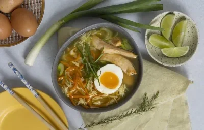 Sopa de pollo oriental