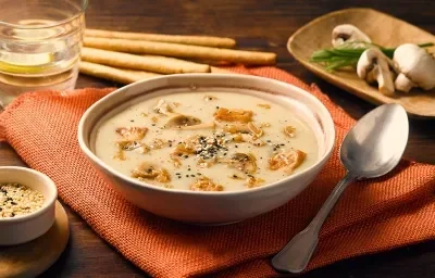 Crema de champiñones y cerdo al merkén