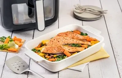 Rebanadas de salmón en freidora de aire con verduras salteadas