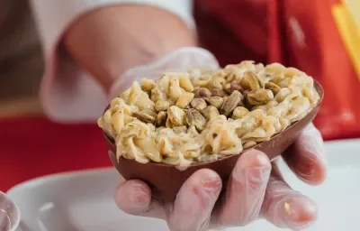 Foto de la receta del huevo con pistachos. Una foto de cerca muestra el huevo relleno, decorado con pistachos por encima.