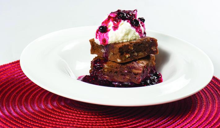 Brownie con Helado y Salsa de Frutos rojos