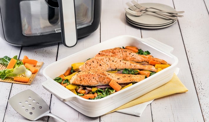 Rebanadas de salmón en freidora de aire con verduras salteadas Rebanadas de salmón en freidora de aire con verduras salteadas